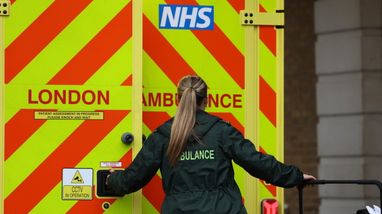 Συνετρίβη μικρό αεροπλάνο στο Μάντσεστερ, πήδηξε με αλεξίπτωτο ένας από τους επιβάτες του 