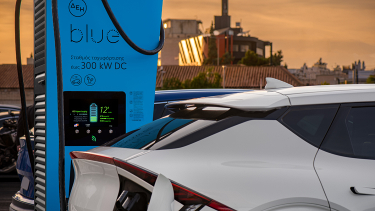 Ώθηση στην ηλεκτροκίνηση από τη ΔΕΗ blue