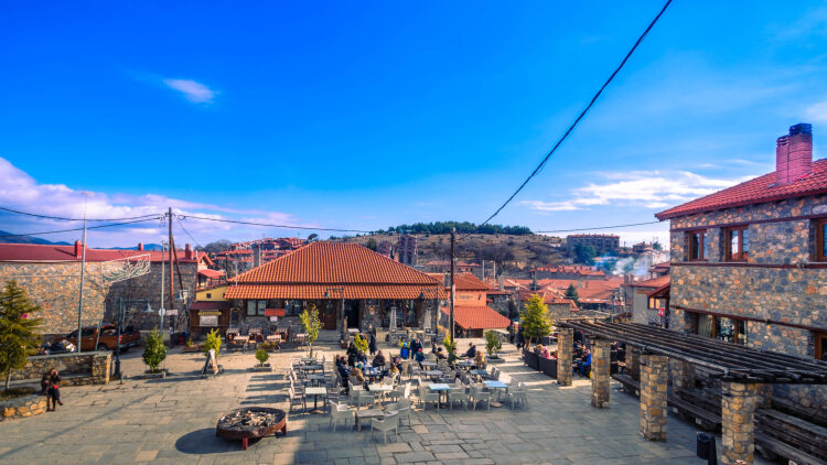 Γιορτές στον Παλαιό Άγιο Αθανάσιο -Σεργιάνι στα πέτρινα στολισμένα σοκάκια