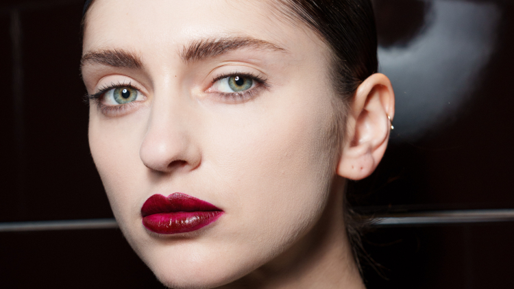 Πέντε tips & tricks που πρέπει να ξέρετε αν φοράτε συχνά έντονα κραγιόν
