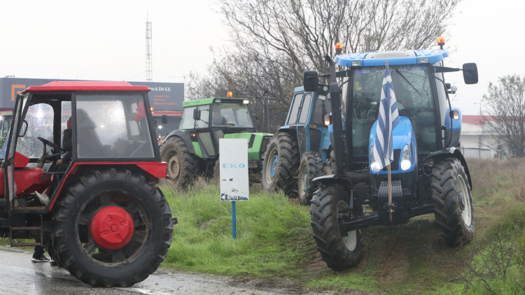Οι αγρότες πέρασαν τον αστυνομικό φραγμό και ετοιμάζονται για μπλόκο στο τελωνείο Προμαχώνα