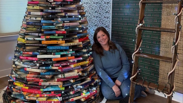 Αντίο χριστουγεννιάτικο δέντρο, καλώς ήρθες βιβλιο-δέντρο: Το trend που ξεκίνησε από μια γυναίκα