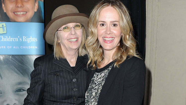 Η Σάρα Πόλσον διαβάζει τα απολαυστικά μηνύματα που της έστελνε η Ντιάν Κίτον