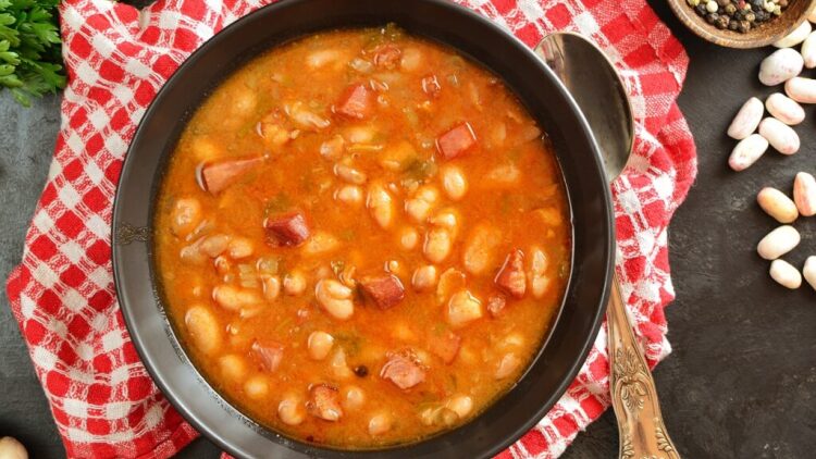 Ωραίος καιρός για φασολάδα! Το εθνικό μας πιάτο σε 13 συνταγές