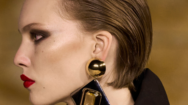 Red Lips: Η απόχρωση κραγιόν που δεν γνωρίζει εποχή και μας χαρίζει αυτοπεποίθηση από το πρωί μέχρι το βράδυ
