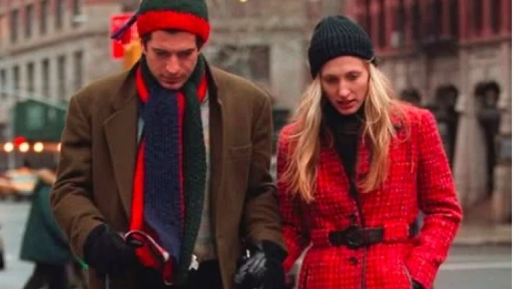 Tomato Red: Το χρώμα-τάση του φετινού χειμώνα, με έμπνευση από την Carolyn Bessette‑Kennedy
