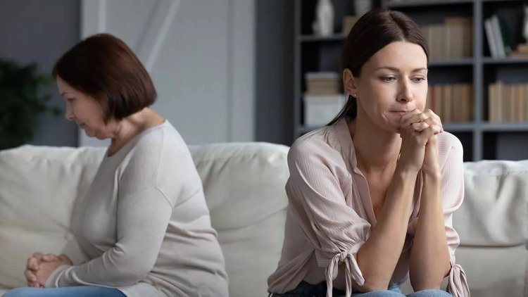 Τοξικοί συγγενείς: 5 τρόποι να προστατευτείτε χωρίς να τους κλείσετε την πόρτα