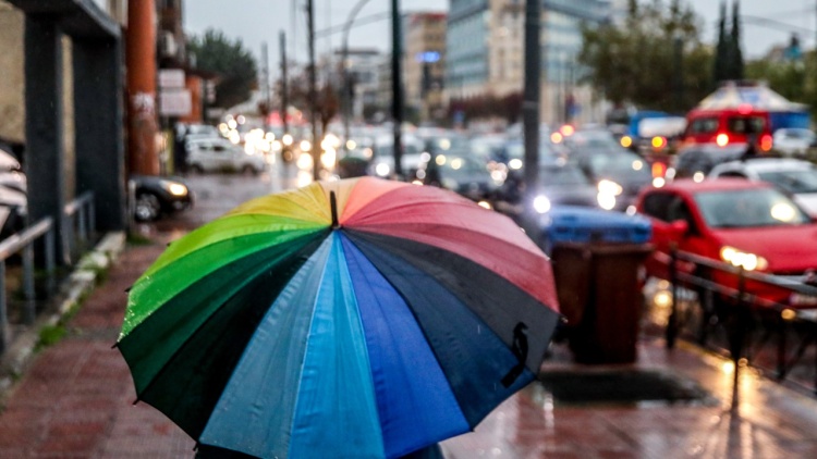 Καιρός: Τοπικές βροχές σήμερα σε ανατολικά και νότια, «ωμέγα εμποδιστής» φέρνει πρόσκαιρη ηρεμία