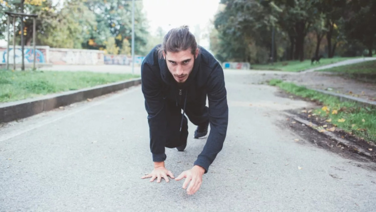 Πόνος στη μέση: Μπουσούλημα και άλλες μωρουδίστικες κινήσεις που ανακουφίζουν αποτελεσματικά