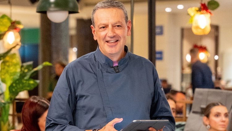 Jamie Oliver Kitchen: Ο Κύπριος σεφ Κυριάκος Κυριάκου μιλάει στο Cantina για τη φιλοσοφία πίσω από το μενού της Αθήνας