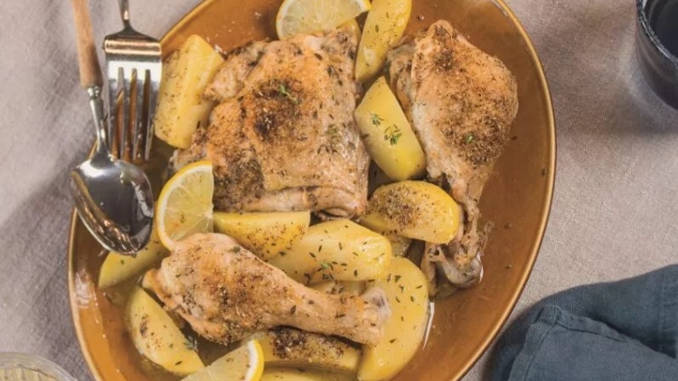 Κοτόπουλο κατσαρόλας λεμονάτο με πατάτες
