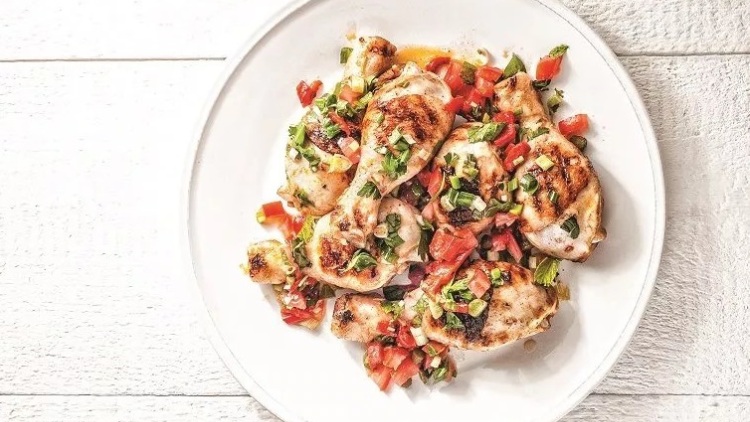 Μπουτάκια κοτόπουλου σε μπίρα και σάλτσα ντομάτας με πιπεριά
