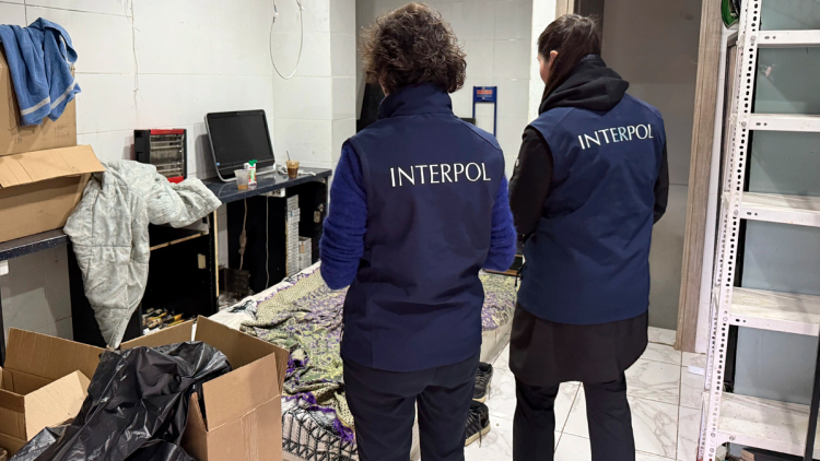 Έφερναν ανήλικους αλλοδαπούς από το εξωτερικό και τους εξανάγκαζαν να πουλούν λαθραία καπνικά για να καλύψουν τα χρέη τους 