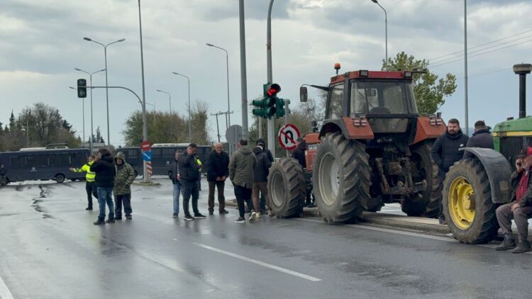 Στα μπλόκα στον Ε65 οι αγρότες της Καρδίτσας, τρακτέρ έφτασαν στη Γεωργική Σχολή Θεσσαλονίκης στον δρόμο προς το «Μακεδονία»
