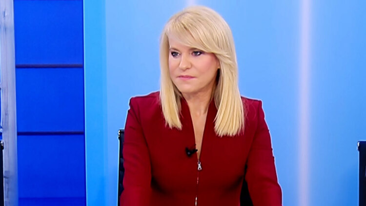 H Τζάκρη «ξαναχτύπησε» για τον εξώστη στο βιβλίο Τσίπρα: Όπως λέμε στο χωριό μου karma is a... beast
