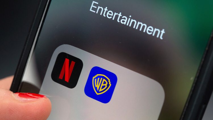 Ένας γίγαντας στο Χόλιγουντ: Τι σημαίνει η εξαγορά της Warner Bros από το Netflix, οι αλλαγές για τους θεατές και τη βιομηχανία