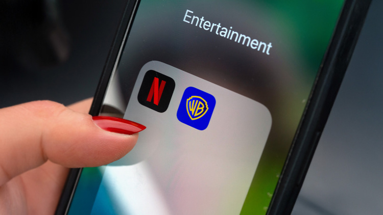 Ένας γίγαντας στο Χόλιγουντ: Τι σημαίνει η εξαγορά της Warner Bros από το Netflix, οι αλλαγές για τους θεατές και τη βιομηχανία