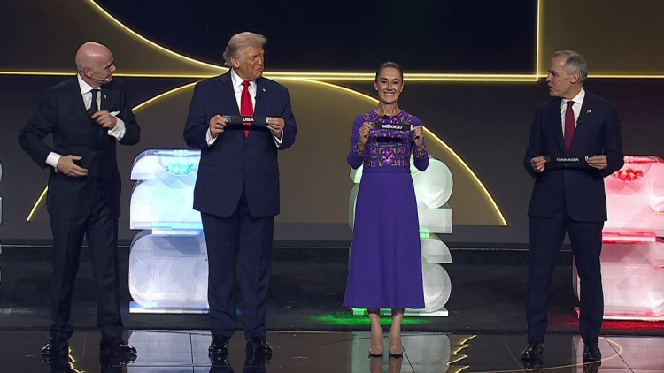 Live η κλήρωση του Μουντιάλ 2026 στην Ουάσινγκτον, τιμήθηκε με το βραβείο Ειρήνης της FIFA ο Τράμπ
