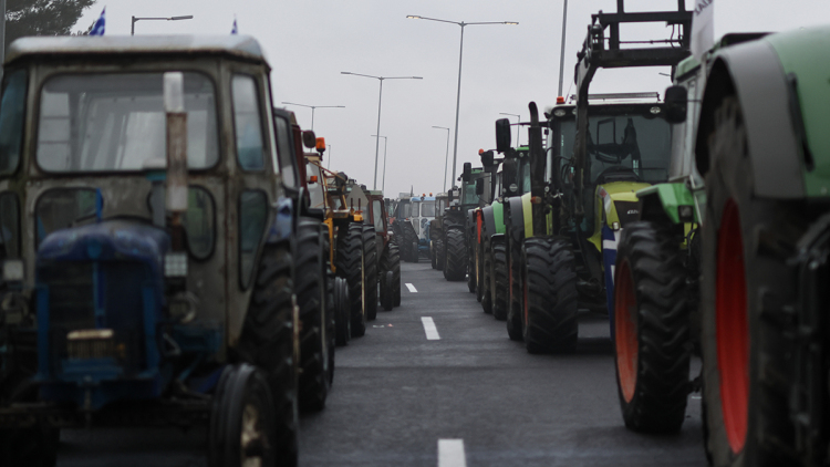Χιλιάδες τρακτέρ σε μπλόκα αγροτών σε Εγνατία Οδό, Λαμία και Αγρίνιο, έκλεισαν και τελωνεία