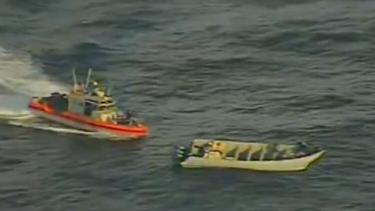 Η Ακτοφυλακή των ΗΠΑ κατέσχεσε στον Ειρηνικό πάνω από 9.000 κιλά κοκαΐνης με τη χρήση ελικοπτέρου και ειδικού σκοπευτή