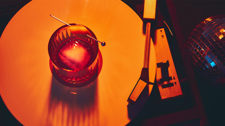 Το νέο trend στην Αθήνα: πίτσα, μπέργκερ, κοκτέιλ και disco