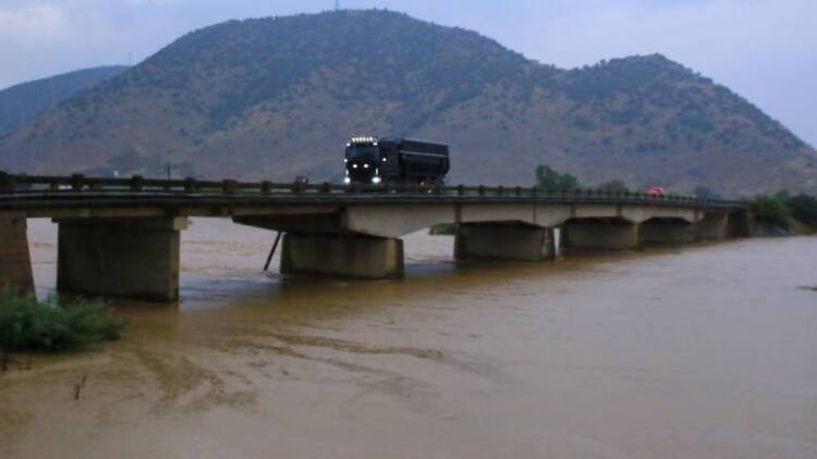 Κίνδυνος υπερχείλισης ποταμών: Προειδοποιήσεις από το 112 για μετακίνηση κατοίκων στα Φάρσαλα