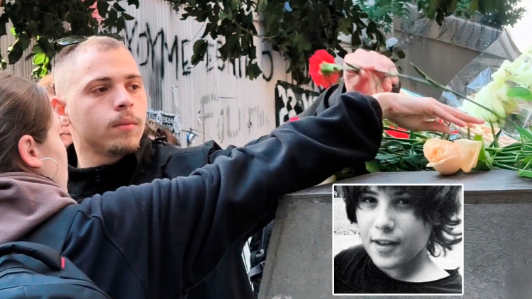 Αλέξης Γρηγορόπουλος: Λουλούδια στο μνημείο του στα Εξάρχεια, κλειστοί οι σταθμοί του Μετρό στο Σύνταγμα και το Πανεπιστήμιο