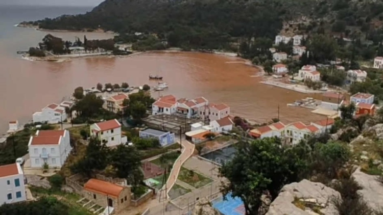 Ορμητικός καταρράκτης πλημμύρισε σπίτια και δρόμους στο Καστελόριζο: Έγινε κόκκινη από τις λάσπες η θάλασσα