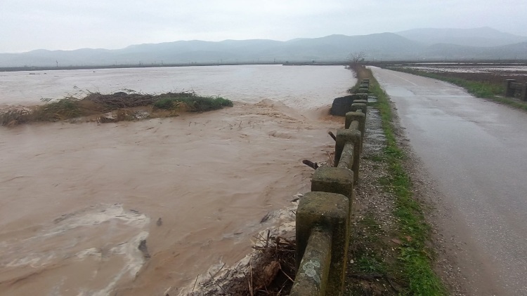 Πλημμύρες στον Δομακό, διακόπηκε η σιδηροδρομική συγκοινωνία Αθηνών - Θεσσαλονίκης