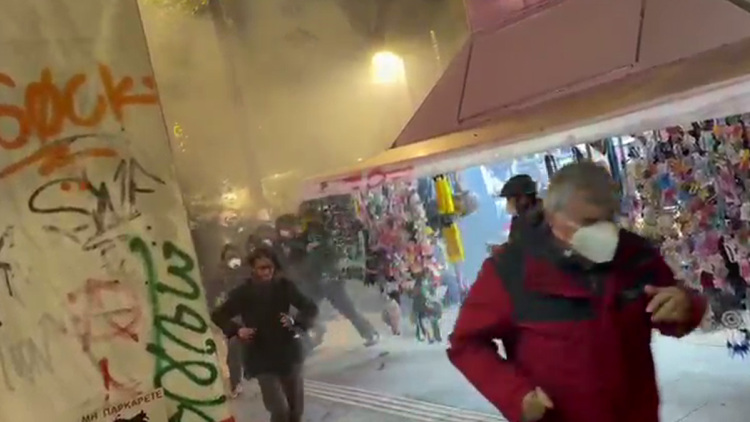 Επεισόδια στην πορεία στη μνήμη του Αλέξανδρου Γρηγορόπουλου στην Αθήνα - Δείτε βίντεο και φωτογραφίες