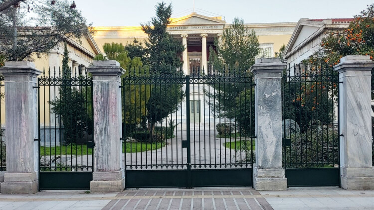 Κόντρα καθηγητών του Πολυτεχνείου για μία φοιτήτρια: Τα χυδαία τρικάκια, τα τηλέφωνα για ραντεβού και τα σκασμένα λάστιχα
