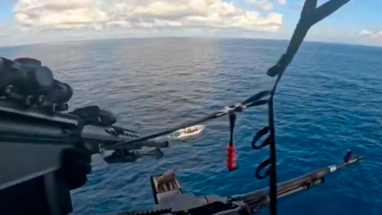 Σκοπευτής της Ακτοφυλακής των ΗΠΑ πυροβολεί στοχευμένα ταχύπλοο που μεταφέρει κοκαΐνη στον Ειρηνικό, δείτε βίντεο