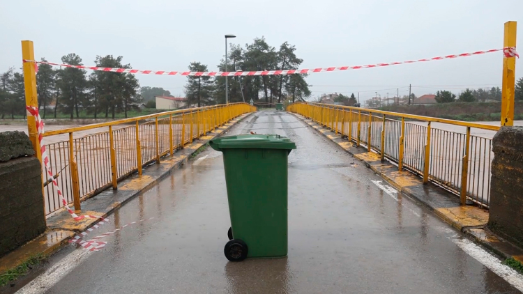 «Κόπηκε» στη μέση το Ευύδριο Φαρσάλων, διακόπηκε η κυκλοφορία στη γέφυρα λόγω της υπερχείλισης του Ενιπέα