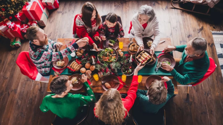 Τι τρώμε στις γιορτές και ποιες είναι οι επιπτώσεις στην υγεία μας – Οι ειδικοί εξηγούν