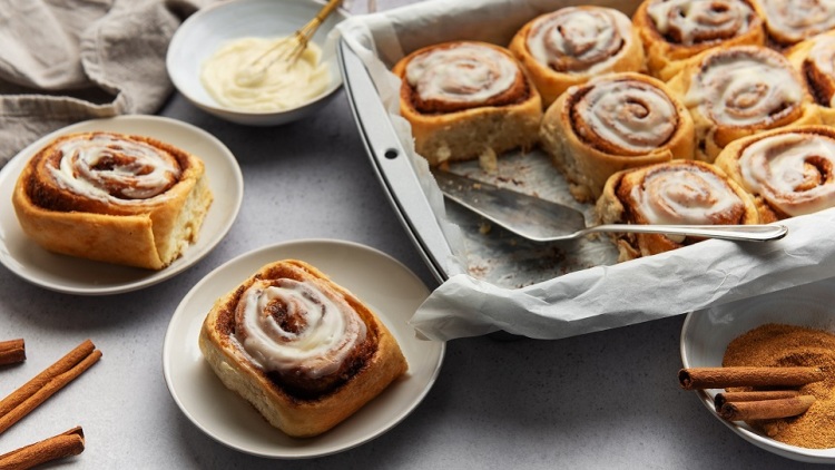 Cinnamon rolls: Γεύση νοσταλγίας σε 6+1 συνταγές που αγαπήσατε το 2025