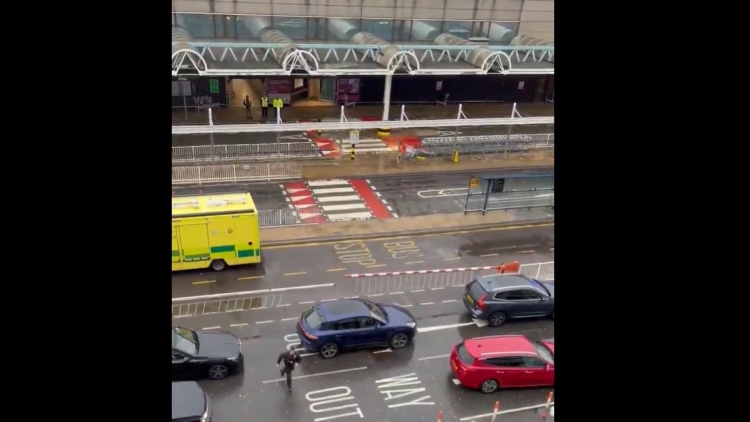 Ένοπλοι αστυνομικοί εισέβαλαν στο Χίθροου: Διακοπή δρομολογίων στα τρένα, συλλήψεις και δακρυγόνα