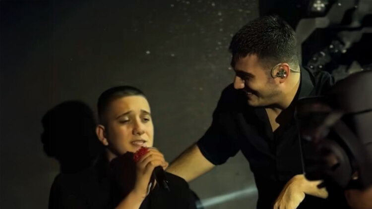 Αλλος ένας Κακοσαίος στη σκηνή: Ο νεαρός Κωνσταντίνος τραγούδησε «Φυσάει πολύ» πλάι στον αδερφό του Γιώργο, δείτε βίντεο