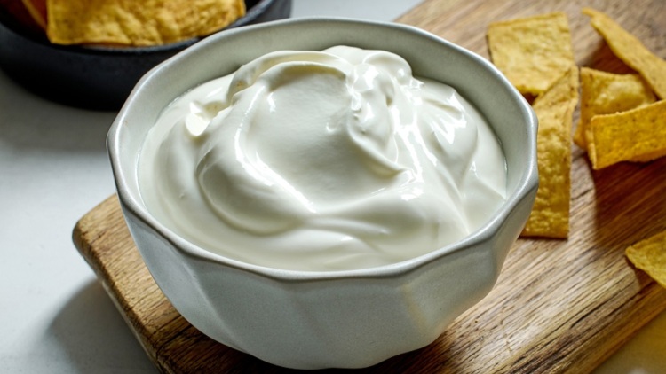 Πώς φτιάχνουμε sour cream στο σπίτι: Ο πιο εύκολος τρόπος + μια ελληνική παραλλαγή