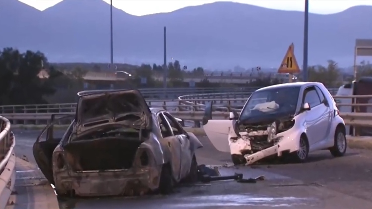 Αυτοκίνητο κάηκε ολοσχερώς μετά από τροχαίο έξω από το ΣΕΦ, δείτε βίντεο