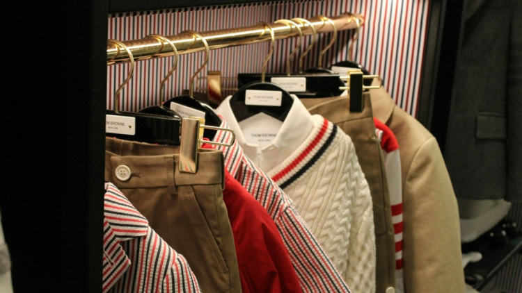 Tommy Hilfiger: Η ιστορία πίσω από τον «American cool» σχεδιαστή που κατέκτησε τον κόσμο