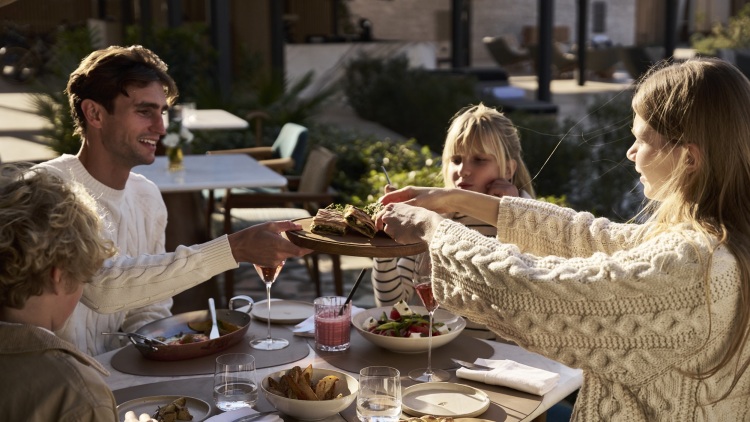 Sunday Brunch στο ORA: Η νέα κυριακάτικη συνήθεια στην Αθηναϊκή Ριβιέρα
