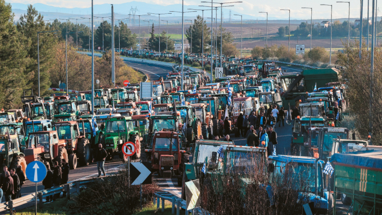 Στους δρόμους τα τρακτέρ, αλήθειες και ψέματα για τα μπλόκα των αγροτών