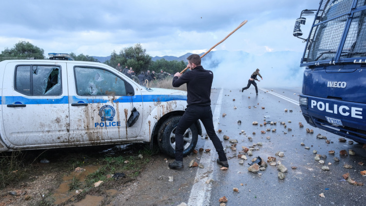 Ζητάμε συγγνώμη από τους αστυνομικούς που τραυματίστηκαν, δηλώνει ο πρόεδρος Κτηνοτροφών Χανίων, δείτε βίντεο
