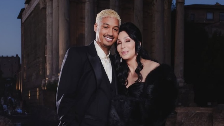 Φήμες ότι η 79χρονη Σερ ετοιμάζεται για γάμο με τον 39χρονο σύντροφό της