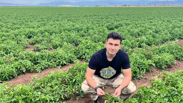 Κωνσταντίνος Κωστούλης: Ποιος είναι ο Αγρότης της Χρονιάς – Το δύσκολο παρόν και το πλάνο για τον πρωτογενή τομέα