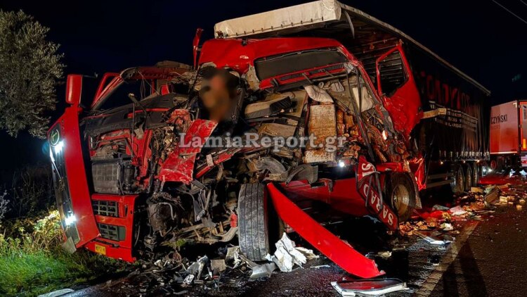 Συγκρούστηκαν δύο νταλίκες και ένα αυτοκίνητο στην Αμφίκλεια, δείτε βίντεο και φωτογραφίες