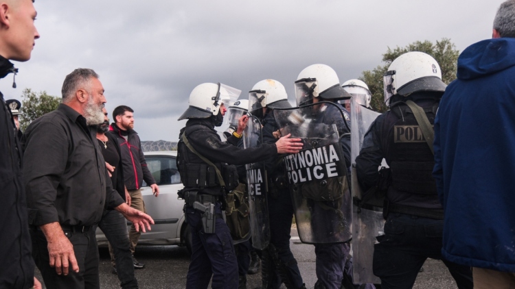 Η στιγμή που οι αγρότες περικυκλώνουν τα ΜΑΤ μετά τον πετροπόλεμο και τα χημικά, δείτε βίντεο
