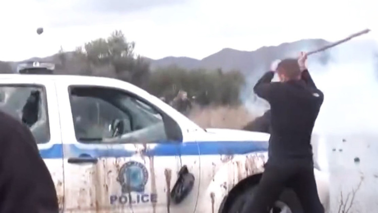 Αγριότητες στην Κρήτη,  αγρότες χτυπούν αστυνομικούς και σπάζουν περιπολικά - Για εγκληματική oργάνωση πάνε οι υπαίτιοι, βίντεο και φωτογραφίες