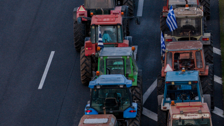 Αγρότες και κτηνοτρόφοι απέκλεισαν τον αυτοκινητόδρομο Πατρών - Πύργου, στο ύψος του κόμβου της Κάτω Αχαΐας