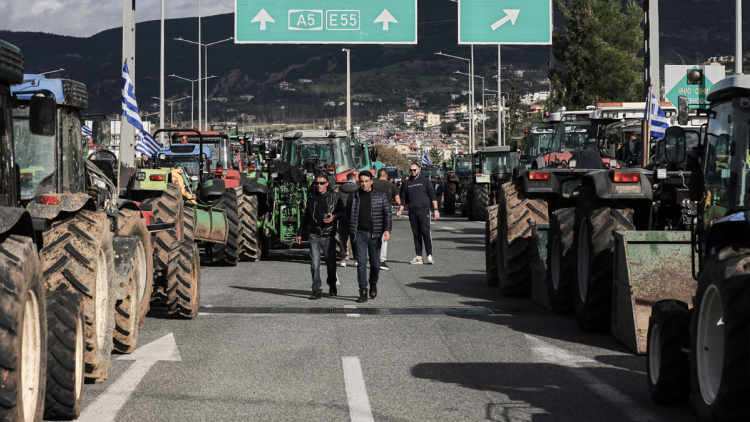 Οι αγρότες επιμένουν σε κλιμάκωση ακόμα και με κλείσιμο της  γέφυρας Ρίου-Αντιρρίου και των Τεμπών, τι μέτρα εξετάζει η κυβέρνηση